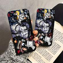 Retrato de Ace y Sabo con decoraciones animadas y música. Esta elegante funda es compatible con los modelos  17, 16, 15, 14 Pro Max, 13, 12, 11, XR y XS Plus. Fabricada en TPU flexible, resistente a golpes y arañazos, ofrece una excelente protección contra caídas y un agarre cómodo. Es un regalo ideal para familiares, amigos y seres queridos, y una opción perfecta para festivales. - Negro - Ver 5