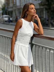 Vestido mini de verano para mujer, sin mangas, con estampado de rayas y cuello barco, ajustado a la cintura - Blanco - Ver 4