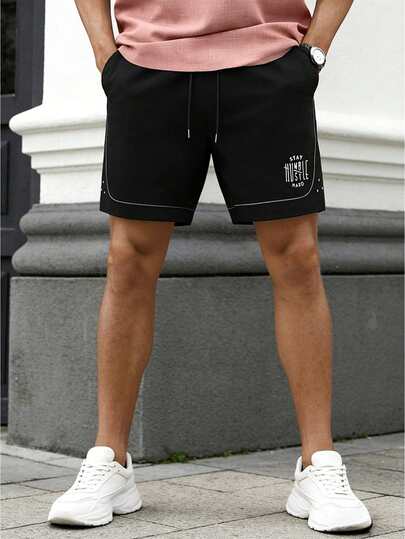 Bermuda masculina casual para atividades ao ar livre, com estampa patchwork moderna e respirável, ideal para esportes de verão.