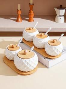 一套陶瓷厨房储物罐，1个大罐1个小罐，配有竹制托盘和陶瓷勺，北欧简约日式风格，白色陶瓷质感，高端品质，菱形、波浪、鸟巢图案，适用于酒店、餐厅、家庭厨房用品、节日、聚会、斋月、春节厨房、客厅收纳装饰，圆形竹盖，可存放香料、胡椒、盐、糖等调味料。 - 白色 - 查看 5