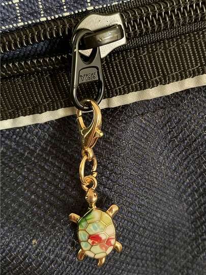 Llavero de metal con tortuga de colores, accesorios de coche de moda, decoración colgante elegante para el coche, decoración duradera para mochilas, colgante para billetera, llavero unisex interesante, soporte para auriculares, colgante para funda de teléfono, mosquetón pequeño, multiusos ligero, elegante y encantador, adecuado para llaves de coche y bolsos, regalo de aniversario, regalo del Día de San Valentín, regalo de Año Nuevo