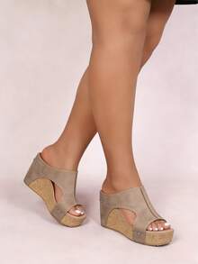 Dép lê đế xuồng cỡ lớn dành cho nữ, đế bằng giả da, chống trượt, hở mũi, đính đinh tán, gót cao, thích hợp cho kỳ nghỉ hè, đi chơi hàng ngày. Phù hợp với mọi dáng người. - Tro - Xem 3