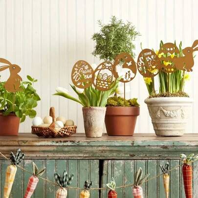 7件套复古铁艺兔子花园装饰，自然锈蚀效果，户外花盆悬挂景观插杆，复活节金属雕塑，铁质插杆，无需电源或电池，是户外、花园、阳台节日装饰的理想之选。