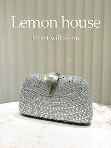 1 chiếc ví cầm tay sang trọng màu bạc ánh kim đính đá lấp lánh, thích hợp cho các dịp trang trọng như tiệc chiêu đãi, đám cưới, liên hoan dành cho nữ. - Bạc - Xem 4