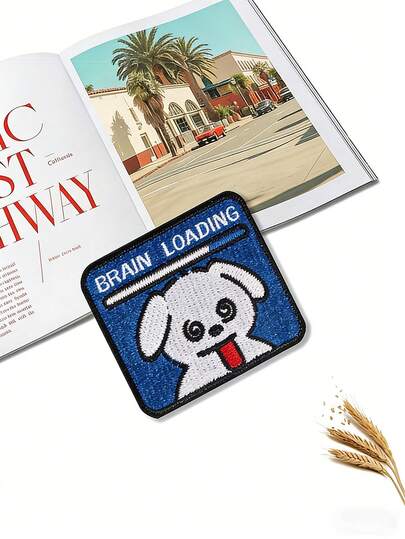 1个“脑力加载中……”可爱狗狗刺绣贴片，萌萌的小狗搭配幽默科技标语设计，自带背胶，方便粘贴在衣服、帽子、鞋子、包包上——精致刺绣，适合休闲T恤和电脑包，创意DIY贴纸