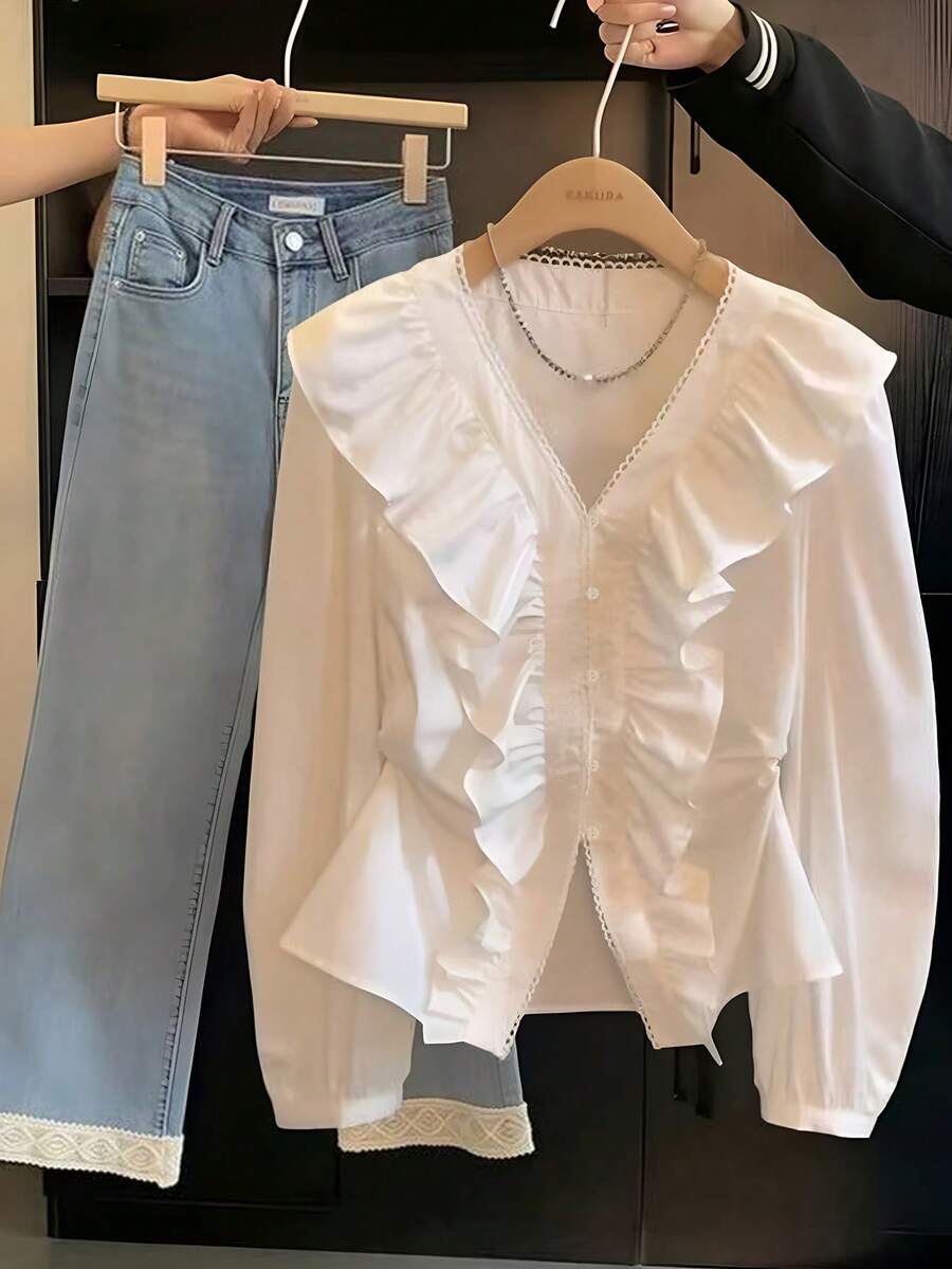白色春季荷叶边V领长袖衬衫，腰部收紧，不对称蕾丝饰边