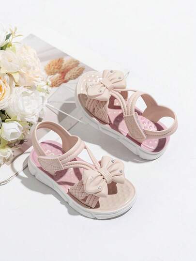 1双女童甜美蝴蝶结凉鞋，夏季非常受小女孩欢迎的鞋款。- 设计风格：整体采用柔和的粉色，鞋头饰有3D双蝴蝶结设计，并点缀着小水钻，甜美可爱的风格完美契合女孩的审美，适合搭配公主裙、夏日连衣裙和其他童装。