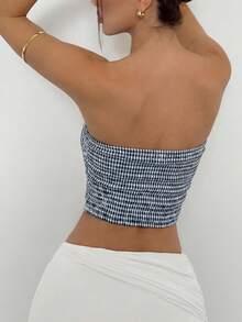 Áo hai dây ngắn tay kẻ caro đen trắng, cài cúc đen phía trước, vạt áo cong ôm sát, kiểu dáng thanh lịch cổ điển, phù hợp cho các buổi đi chơi mùa hè, dạo phố, gặp gỡ bạn bè, du lịch và các dịp khác. - Đen và trắng - Xem 4