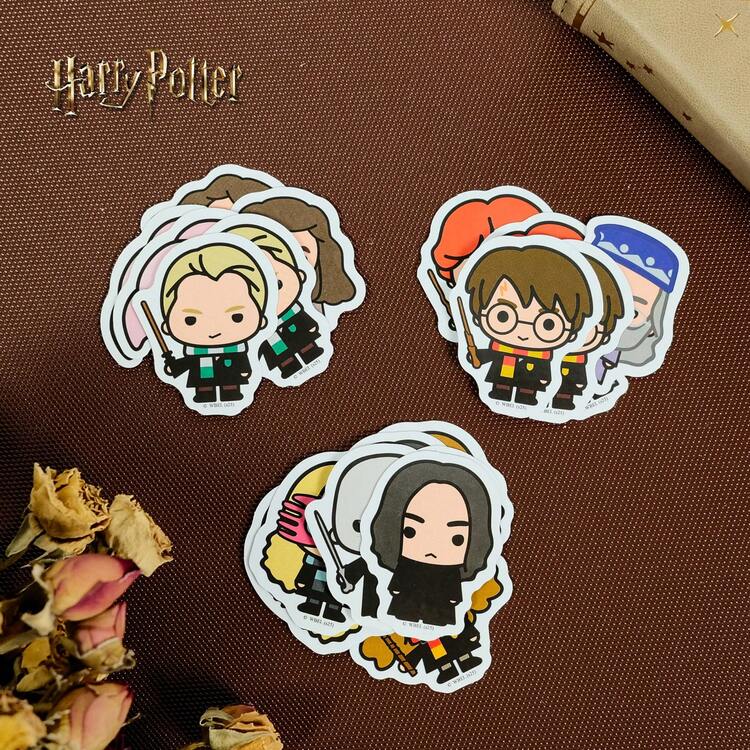 Harry Potter 1 包哈利波特贴纸，卡通涂鸦贴纸，包含哈利、赫敏、罗恩、海格、伏地魔、斯内普、马尔福、卢娜、多比等众多热门哈利波特角色，乙烯基材质，防水贴纸，适用于礼品包装、贺卡、相册装饰、DIY 手工艺品、笔记本装饰、粉丝派对手工、青少年及成人圣诞礼物[官方授权] - 1 Set - 查看 5
