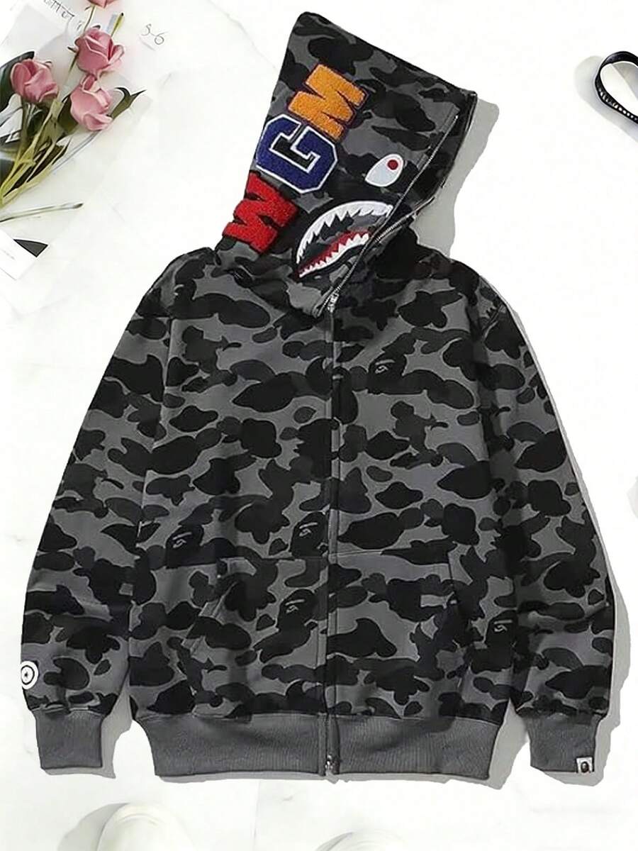 Buzo Unisex con Capucha Camuflaje Bordado de Tiburón | Cremallera Completa, Tejido Peso Medio-Ligero | Sudadera Casual de Moda para Parejas, Estilo Urbano y Callejero | Ideal para Uso Diario, Citas a Juego o Looks Coordinados | Abrigo Cómodo y Versátil para Hombre y Mujer - Gris Oscuro - Ver 1