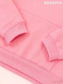 Sudadera estampada color rosa para mujer con diseño frontal de las Muñecas más Famosas en letras grandes estilo caricaturesco color rosa oscuro con detalles de halo y estrellas, capucha ajustable y bolsillo tipo canguro, ideal para un look juvenil, moderno, urbano y lleno de personalidad en cualquier temporada del año - Rosa - Ver 3