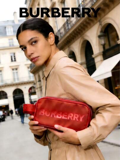 Burberry 1 pieza Bolsa de maquillaje mini con correa ancha de color rojo brillante, 1 pieza Bolsa cruzada pequeña de estilo callejero de lona con correa ancha ajustable, cierre con cremallera, bolsa de almacenamiento portátil, adecuada para el transporte diario, moda callejera, viajes