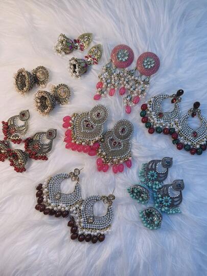 1 par de pendientes de botón vintage de colores aleatorios, adecuados para el uso diario de las mujeres