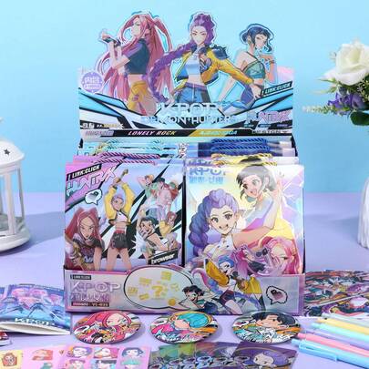 K-POP 女团主题盲盒套装 - 内含迷你笔记本、角色贴纸、圆珠笔、徽章、照片卡、各种文具和周边商品，均采用可爱的Q版角色设计