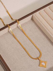 هذا القلادة اللؤلؤية الذهبية، المصنوعة من الفولاذ المقاوم للصدأ المطلي بالذهب عيار 18 وتم تصميمها بسلسلة عظم الثعبان الأنيقة، فهي فاخرة وراقية وأنيقة وجذابة، مثالية للسيدات في جميع المناسبات. - الذهبي - مشاهدة 7