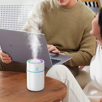 1个彩色迷你加湿器，二合一智能车载加湿器和香薰灯，USB供电，配备七彩氛围灯，车载空气清新剂，便携式精油扩散器，适用于各种场合。