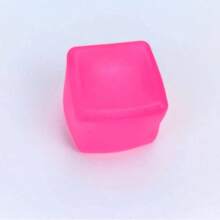 减压魔方——一款手持式桌面玩具，有效缓解焦虑。采用超弹力可挤压材料制成，保持立方体形状。是课堂奖励、派对礼物和节日礼品的理想之选！ - 彩色 - 查看 7