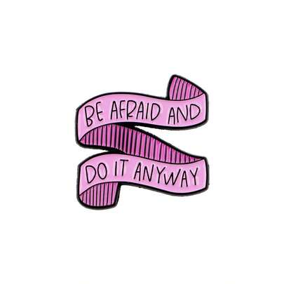 Sei ängstlich und mach es trotzdem Broschen für Kleidung, süße Emaille-Anstecknadel, Damen-Revers-Anstecknadeln für Rucksack, Metall-Abzeichen, Mode-Schmuck-Accessoires