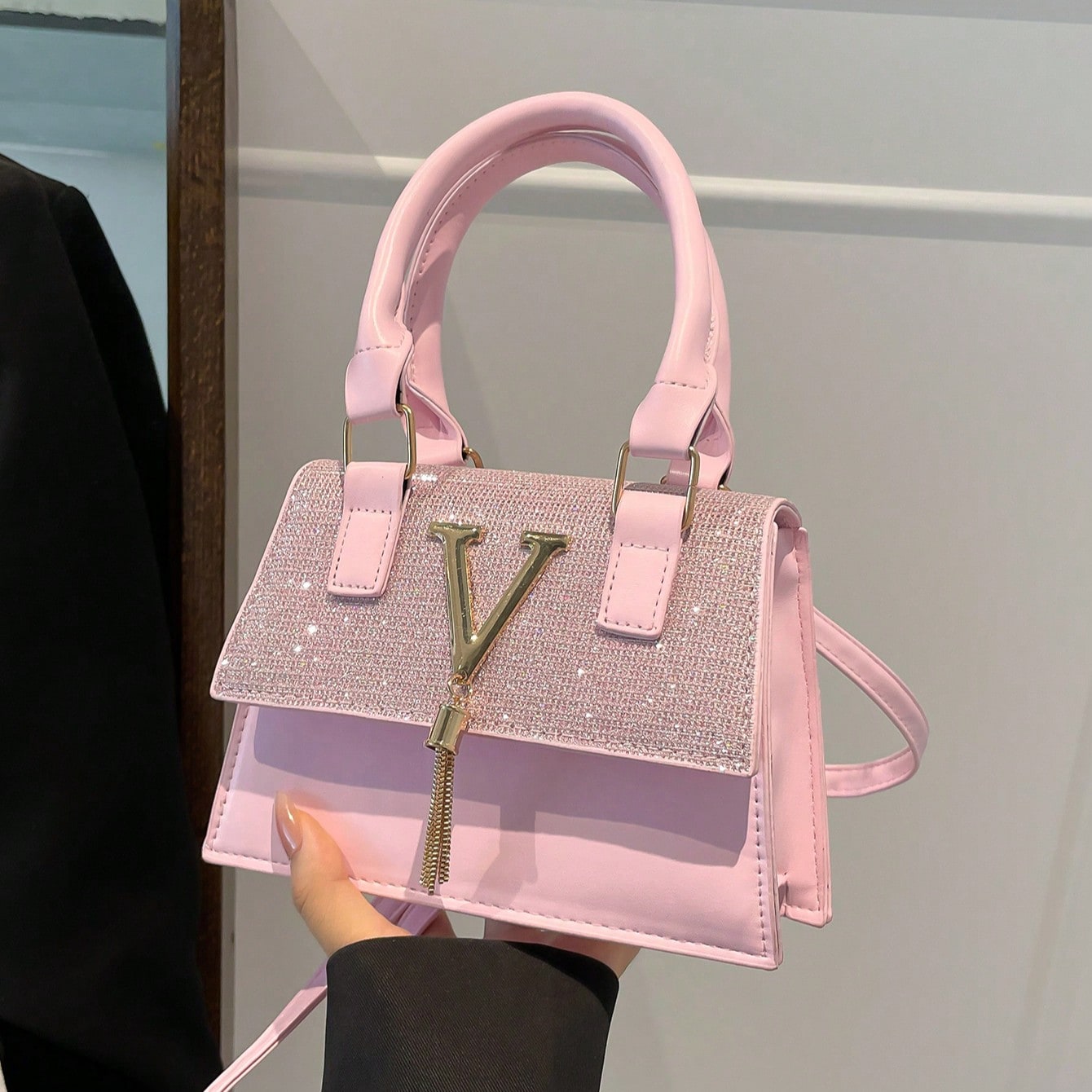 Bolso de mano casual mini, parche de lentejuelas, bolso con tapa y asas dobles, decoración con letra metálica V, borla metálica, bolso de hombro y
