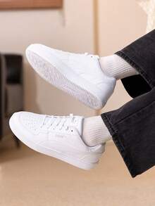 Puma Caven 2.0 低帮轻便运动鞋，休闲情侣鞋，适合户外、跑步、日常穿着、通勤，39码及以下尺码偏小半码，392290-02 - 彪馬白-銀色 - 查看 3