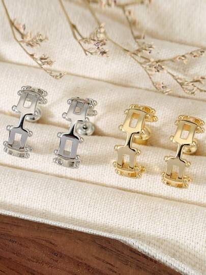 1对时尚个性设计的女士耳环，轻盈奢华，高端大气，百搭款式，适合任何场合，可作为礼物送给朋友和爱人。