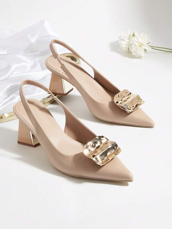 Sandales à talons hauts élégantes et polyvalentes pour femmes, en coloris abricot. Décoration métallique élégante sur un talon épais et confortable. Chaussures de soirée adaptées à toutes les saisons.