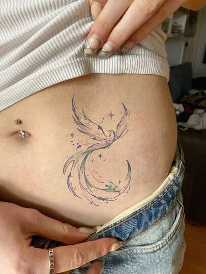 1张梦幻水彩凤凰临时纹身贴纸，尺寸为3.94*2.36英寸，饰以星星和新月元素，动感梦幻，适用于手臂、肩膀、腰部等身体部位，是节日、聚会、派对、送礼、惊喜的理想之选。防水防汗，持久耐用，易于粘贴和去除。