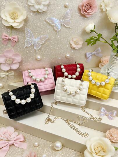 这款独特的纯色方形迷你珍珠手提包采用PU磁扣设计，配有韩式精致链条肩带/斜挎带，触感舒适顺滑。它用途广泛，适合日常出行和休闲活动，是购物旅行的理想之选，也是馈赠亲友的完美礼物。