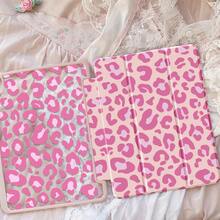 这款精美可爱的卡通动漫粉色豹纹双面亚克力水晶透明后盖，防震耐用，适用于第7代、第8代（10.2英寸）和第10代iPad。它内置笔槽，支持睡眠/唤醒功能，并且可以折叠成多种支架形状。是节日送礼的理想之选。 - 粉色 - 查看 2