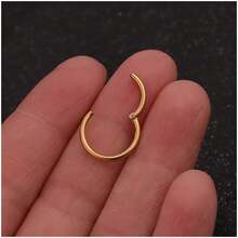 Pendientes de aro pequeños y delicados chapados en oro de 18k, aros pequeños con bisagra de acero quirúrgico de 18G para lóbulo, cartílago, hélix, rook, daith, concha, nariz, labio y perforaciones corporales. Accesorios de joyería versátiles perfectos para usar mientras nadas, te bañas, haces ejercicio. Excelentes para el Día de San Valentín, cumpleaños, Día de la Madre y sorpresas de vacaciones. - Multicolor - Ver 5