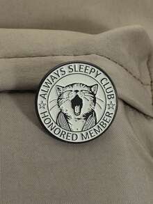 1枚讽刺幽默瞌睡主题徽章，复古打哈欠猫咪设计，“永远瞌睡俱乐部”标语徽章，适合年轻人作为日常配饰和减压用品。 - 淺灰色 - 查看 8