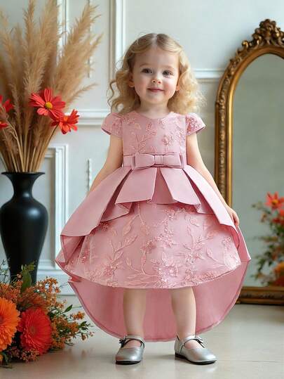 Babyflickklänning med huva och ärmar, broderad rosett, söt blommig klänning för babyflickor, lämplig för födelsedagsfester och utflykter. Tyg och blommönster är slumpmässiga. Pannband ingår ej.