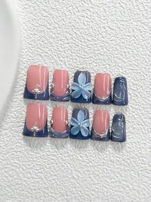 Bộ dụng cụ làm móng nghệ thuật phong cách nghỉ dưỡng tươi mới và thoải mái gồm 10 món, bao gồm miếng dán móng acrylic, hoa 5 cánh màu xanh gradient thủ công, họa tiết ngôi sao bạc, họa tiết sóng bạc trắng vẽ tay, sơn móng tay màu xanh dương, cùng dụng cụ làm móng (1 miếng dán gel + 1 dũa móng) với 3 kích cỡ: hình hạnh nhân, hình mỏ vịt, hình quan tài. - Nhiều màu - Xem 2