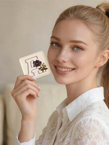 1个Y2K风格英文字母系列便携式化妆镜，可折叠轻巧便携，全皮材质，适合各种场合，可折叠方形口袋镜，复古花卉3D英文字母印花设计，180°翻盖，多功能 - 彩色 - 查看 4