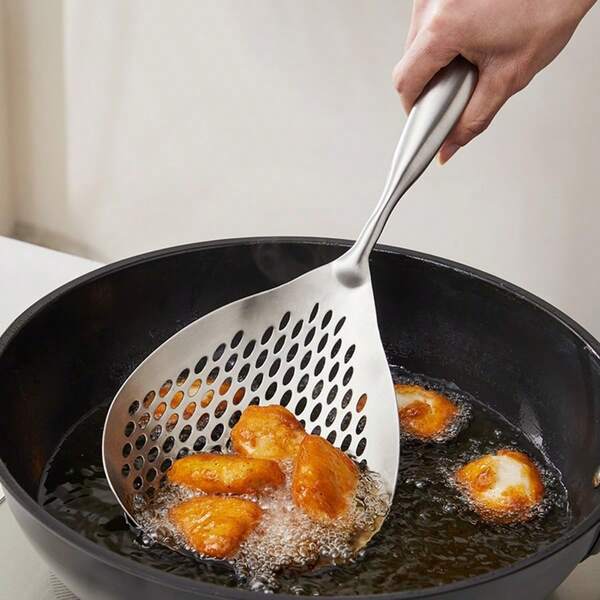 2 en 1 Colador grueso de acero inoxidable + Espumadera grande, Espumadera para pasta, Espumadera para masa, Utensilio de cocina todo en uno, Regalo de herramienta de cocina esencial, Organizador de cocina que ahorra espacio, Ideal para cocinar en vacaciones, Regalo de cocina navideño