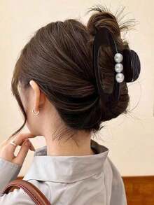 This High-End Hollow Oval-Shaped Chocolate Brown Fashion Hair Claw Is A Popular Large Shark Tooth Hair Clip For Autumn And Winter. Made Of Thickened Material, It Has A Firm Grip. Suitable For Thick Hair, It Is An Ideal Choice For Parties, Gatherings, And Urban Commuting, And Also Makes A Great Gift For Women. This Elegant Hair Claw Has A Simple And Versatile Design, Making It A Seasonal Gift And Fashionable Accessory. Suitable For Thick Hair. Women Bandanas Winter Hair Accessories - 酒紅色 - 查看 4