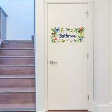 2片装大尺寸浴室墙贴，水彩蝴蝶花环紫色花朵图案，印有“浴室”字样，自粘防水PVC乙烯基材质，适用于卫生间、浴室门等家居装饰，可移除艺术壁画，适用于客房、公寓改造和日常生活美化。 - 牆貼 - 查看 2