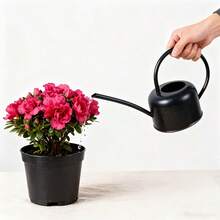 Bình tưới cây bằng sắt đen mờ, bình tưới có vòi dài dùng cho cây mọng nước và cây trồng trong nhà, bình hoa trang trí để bàn. Tưới tiêu làm vườn: Thích hợp để tưới hoa pansy, cây mọng nước, thảo mộc và các loại cây trồng trong nhà khác, vòi dài giúp tưới nước chính xác vào đất, giảm thiểu nước bắn tung tóe. Phụ kiện trang trí: Có thể dùng làm bình cắm hoa khô, hoặc đặt trên bàn làm việc, bệ cửa sổ để trang trí, phù hợp với phong cách nhà Bắc Âu, công nghiệp và tối giản hiện đại. - Bình tưới cây bằng sắt màu đen mờ - Xem 1