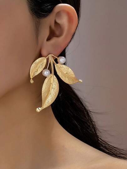 一对复古优雅金色珍珠叶子造型耳钉，适合派对、宴会和日常佩戴。
