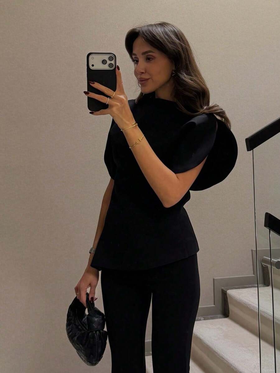 2026 春季新款女装时尚不对称泡泡袖短款修身圆领后拉链上衣，新款街头风黑色夏季上衣