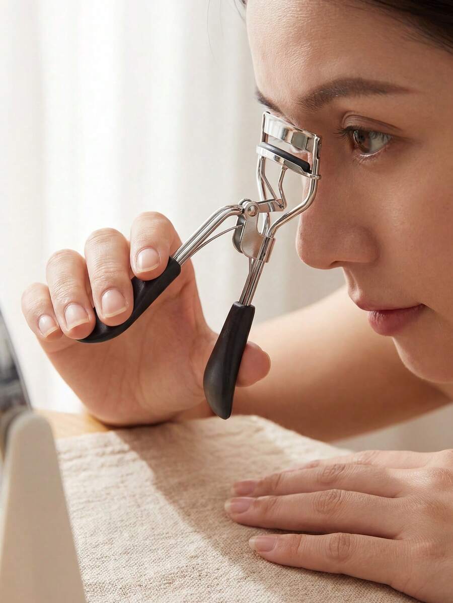 1pc Eyelash Curler With Comb, Suitable For All Eye Shapes, Curved Eyelash Curler, Natural & Long-Lasting, Women Makeup Gift - Black - View 1