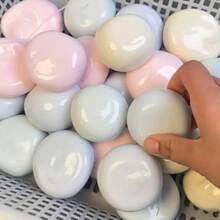 1个手工麻糬减压玩具，软糯糯米馅，挤压即可缓解压力，薄如冰皮，麻糬质地柔软，是办公室、派对、愚人节的理想礼物（无针） - 彩色 - 查看 1