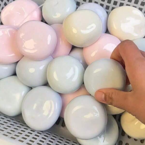 1个手工麻糬减压玩具，软糯糯米馅，挤压即可缓解压力，薄如冰皮，麻糬质地柔软，是办公室、派对、愚人节的理想礼物（无针）