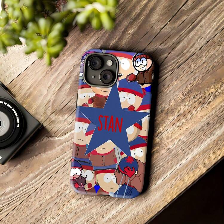Muchos fans de South Park formando una estrella. Esta elegante funda es compatible con iPhone 17, 16, 15, 14 Pro Max, 13, 12, 11, XR y XS Plus. Fabricada en TPU flexible, resistente a golpes y arañazos, ofrece una excelente protección contra caídas y un agarre cómodo. Es un regalo ideal para familiares, amigos y seres queridos, y una opción perfecta para festivales. - Blanco - Añade 5
