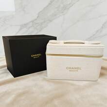 Túi đựng mỹ phẩm Chanel bằng nhung trắng, chất liệu dệt tinh tế, kiểu dáng nổi bật và khác biệt, quai xách tay, khóa kéo mạ vàng, kiểu dáng thời trang, thích hợp làm quà tặng, du lịch cao cấp và sử dụng hàng ngày. - trắng - Xem 6