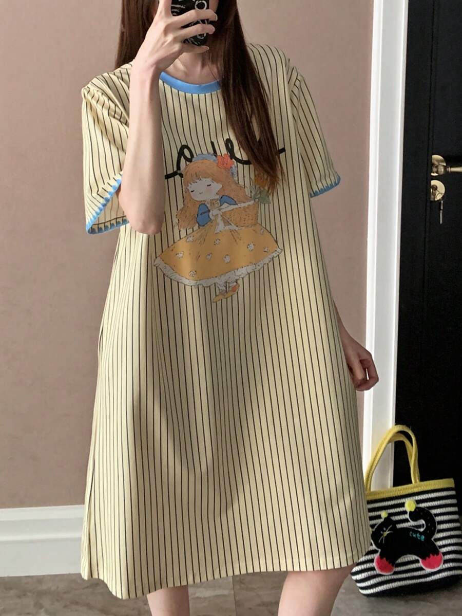 女士条纹黄色卡通拼接休闲圆领睡裙，适合春夏穿着