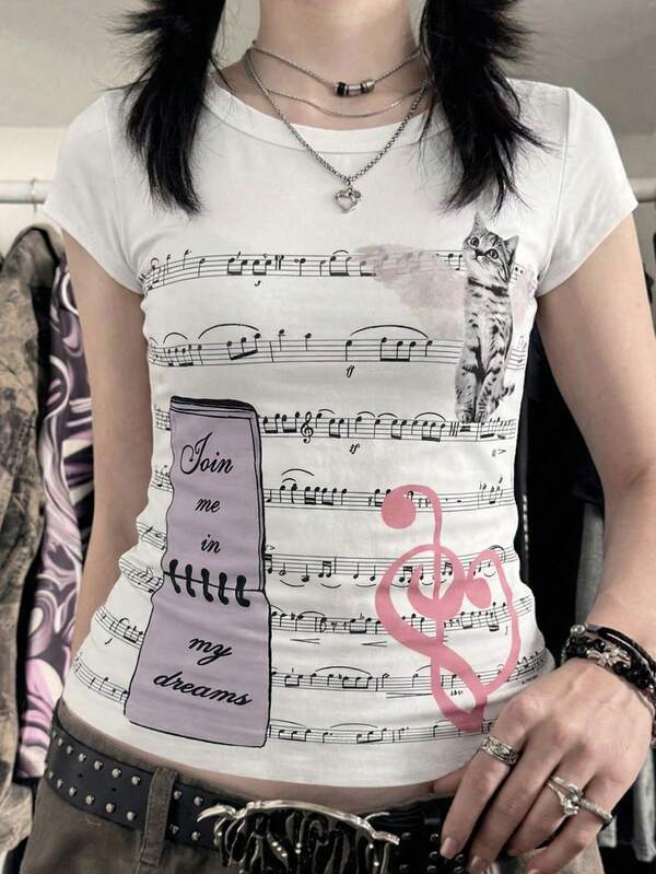 Camiseta de mujer estilo Y2K linda y punk - Blanca, con estampado de notas musicales, patrón de gato, clave de sol rosa, ajustada y casual de verano
