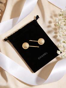 CHANEL Gold Round Metal Hair Clip, Y2K Textured Embossed + Delicate Logo Detail, Versatile Single-Prong Bangs Clip, Suitable For Christmas Gift/Everyday Styling/Party Outfit - Gold - View 1