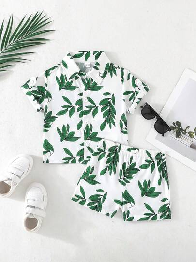 两件套男婴套装 - 轻薄树叶印花短袖衬衫 + 松紧腰短裤，适合海滩、度假、派对等场合。