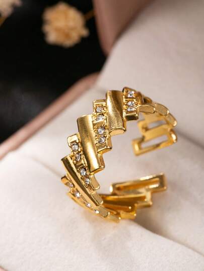 复古奢华金色水钻戒指，不锈钢镂空几何开口设计，时尚百搭，适合日常通勤。